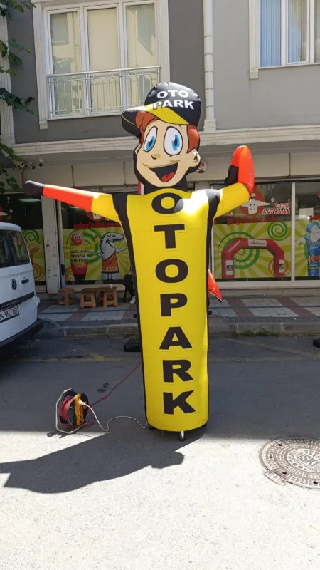 Otopark Gel Gel Balon, sahadan başka bir kare